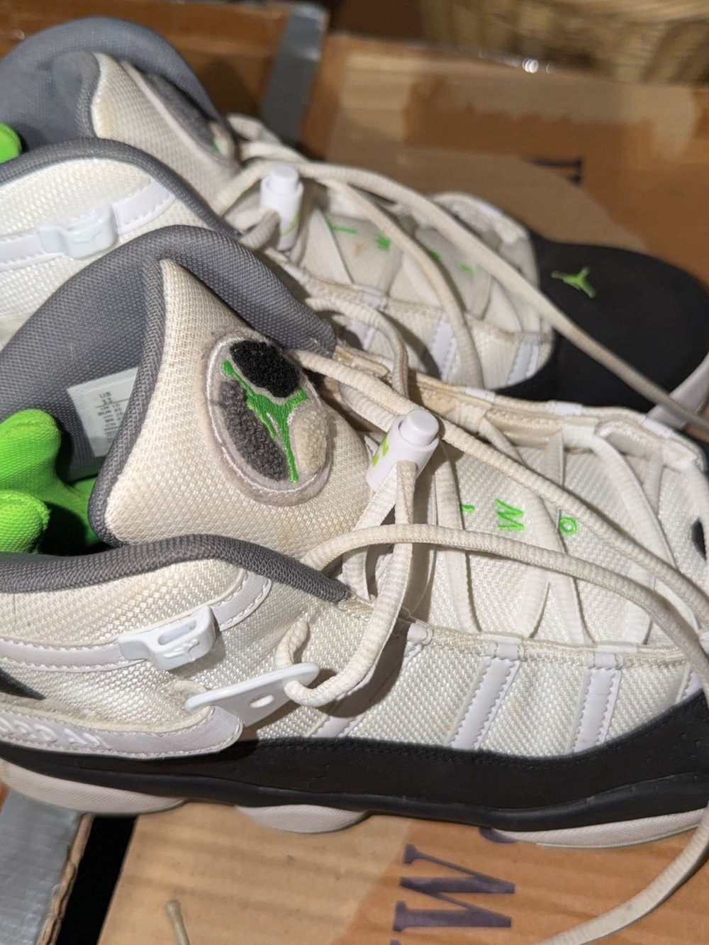Jordan Men’s Low-Top 6 rings  in Cream, Black & Green